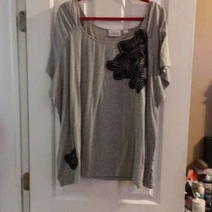 Avenue gray T-shirt with black appliqué flowers size 30/32 used